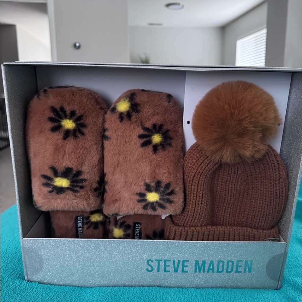 NWT. hat & slippers gift set. Steve Madden brown faux fur beanie & slippers